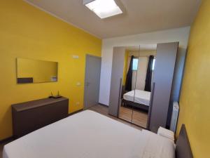 a bedroom with a bed and a mirror at Il Codibugnolo-casa vacanze Arezzo in Arezzo