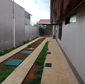 a garden outside a building with mats on the ground at Valys in Los Chiles