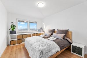 a bedroom with a large bed and a window at Business & Relax Suite - Panorama - 2 Schlafzimmer - Parkplatz in Sindelfingen
