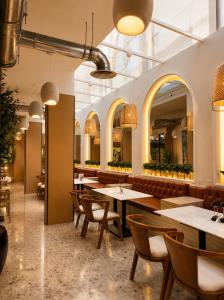 a restaurant with tables and chairs and mirrors at دانة الرياض للشقق المخدومة2 - Dana Serviced Apartments2 in Riyadh