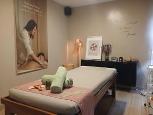 a bedroom with a bed and a picture of a man bathing at Central Apartment 4P Playa Chica Beach 2min WIFI in Puerto del Carmen