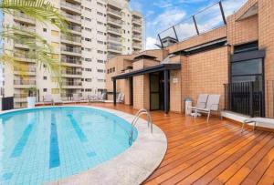 a large swimming pool on the deck of a building at StudioTriplo Superior Completo 608- Casal e Solteiro ou 3 Solteiros in Barueri
