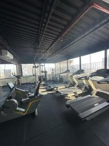 a gym with a bunch of chairs in a room at StudioTriplo Superior Completo 608- Casal e Solteiro ou 3 Solteiros in Barueri