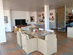 a dining room with a table and chairs at Astilleros Santa Veronica in Santa Verónica +7 photos