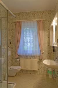 bagno con servizi igienici, lavandino e finestra di Landhotel Michaelishof a Bergen