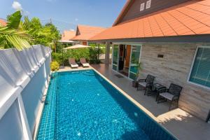 una piscina frente a una casa en The Ville Pool Villa Jomtien A23 en Jomtien Beach