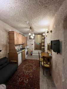 a living room with a couch and a table and a kitchen at ÖzkanHouse in Ürgüp