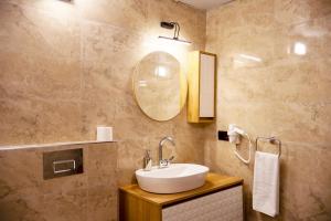 a bathroom with a sink and a mirror at ÖzkanHouse in Ürgüp