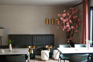 a restaurant with tables and chairs and pink flowers at Birtavarre Aurora Adventures in Birtavarre