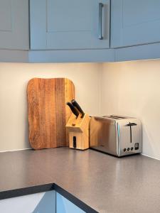 a toaster sitting on the counter of a kitchen at Leknestunet in Vestvågøya