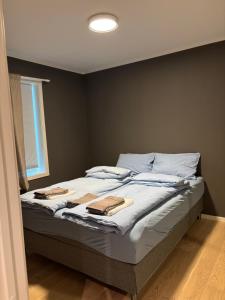 a bed with towels on it in a bedroom at Leknestunet in Vestvågøya