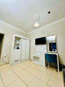 a room with a desk with a mirror and a blue chair at شقق ارين المصيف للشقق المخدومة in Al Hada +48 photos