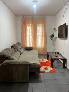 a living room with a couch and a table at Apto João-de-Barro in Rondonópolis