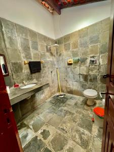 a bathroom with a toilet and a sink at Pousada Casa Atlântica in Luis Correia +25 photos