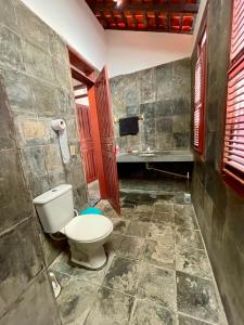 a bathroom with a toilet and a sink at Pousada Casa Atlântica in Luis Correia