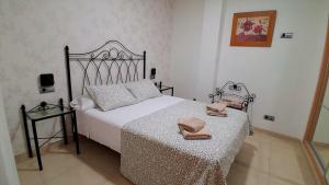 a bedroom with a bed with two towels on it at Apartamento Lola 1 in Nerja