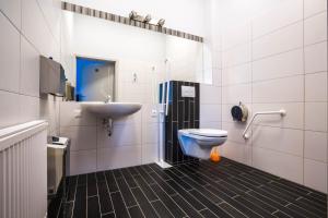 a bathroom with a toilet and a sink at MOTEL MO&JA in Leszno +31 photos