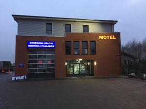 un edificio con un cartel de motel delante en MOTEL MO&JA, en Leszno