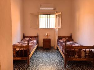 two beds in a room with a window at Don Luis Alberto in El Puesto
