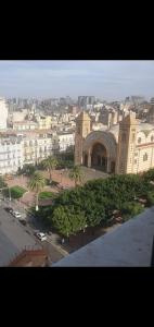 a view of a city with a large building at Location par nuitée in Oran