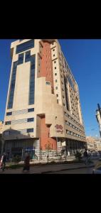 a large building on the side of a street at Location par nuitée in Oran