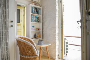 ein Zimmer mit Tisch, Stühlen und einem Bücherregal in der Unterkunft Off the beaten path! Poolside Studio in Kythnos