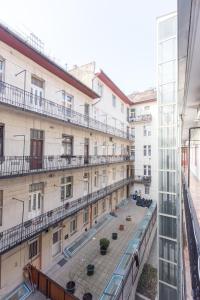 ブダペストにあるReal Apartments Hegedűのアパートメントビルのバルコニーから景色を望めます。