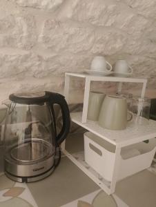 a kitchen counter with a blender on a shelf at La Carruba in Ceglie Messapica