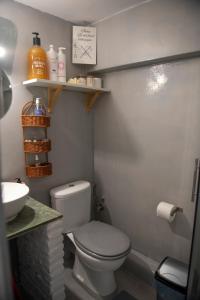 ein Badezimmer mit weißer Toilette und Waschbecken in der Unterkunft Off the beaten path! Poolside Studio in Kythnos