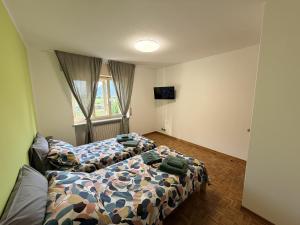 a bedroom with a bed and a couch at Casa Sottomonte in Venzone