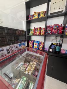 a display case in a store filled with lots of food at Studio ao lado do Parque da Cidade - Brasília in Brasília