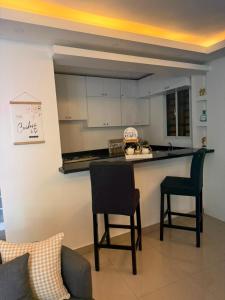 a kitchen with two chairs and a counter top at Los Alcarrizos Puente Blanco Urban Oasis ubicado en la calle 22 numero 98 los alcarrizos in Santo Domingo