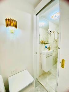 a white bathroom with a sink and a mirror at Hospedaje El Buen Descanso in Salento +28 photos