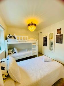 a bedroom with two bunk beds and a chandelier at Hospedaje El Buen Descanso in Salento