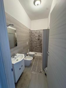 a bathroom with a sink and a toilet and a tub at Casa Concettina in Ercolano