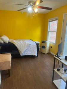 a bedroom with a bed and a ceiling fan at Ma Campagne in Lexington