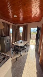 a dining room with a table and chairs in a room at Cuchac Cuchic in Las Compuertas