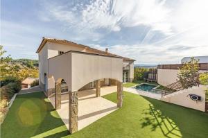 an exterior view of a house with a yard at Villa entre Viñas in Lavid