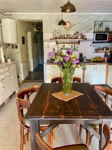 a vase of flowers sitting on a table in a kitchen at La Casona de Emilia in Corrientes