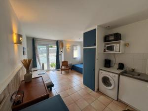 a kitchen and living room with a washing machine at Résidence le patio - Mimizan plage in Mimizan-Plage