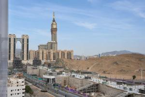 a view of a city with a clock tower at فندق بالم بوتيك مكة in Az Zahrāʼ