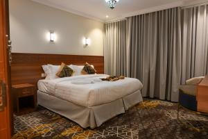 a hotel room with a large bed in a room at فندق بالم بوتيك مكة in Az Zahrāʼ +11 photos