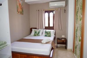 a bedroom with a bed in a room at Hotel Lua y Origenes Santa Marta in Santa Marta