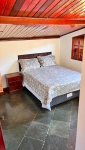 a bedroom with a bed and a wooden ceiling at Casa da Jabuticaba! in Itatiaia +61 photos