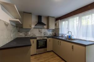 a kitchen with a sink and a stove at Clare - Double Room 20 mins walk to centre -Kitchenette Smart TV Shared bathroom in Chesterton