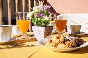 un piatto di cibo e bevande ricoperto da un tavolo di B&B Giosy a Portopalo