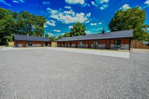 an image of a barn with a large driveway at Benton Motel in Benton