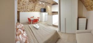 a kitchen and dining room with a table in a room at Il Rifugio del Re in Manfredonia