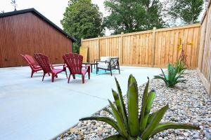 a patio with chairs and a table and a fence at Benton Motel in Benton