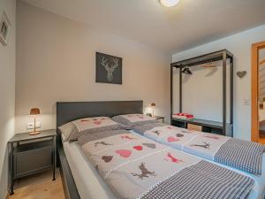 a bedroom with a bed with two sheets and a mirror at IndieBerge in Mittersill